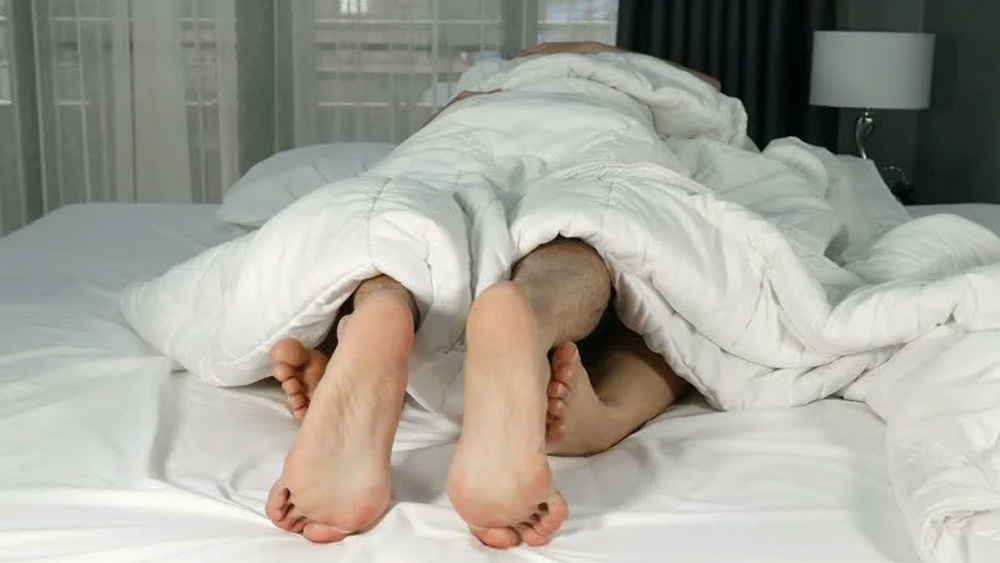 Для домашней мастурбации перед вебкамерой зрелая дама использует ногу кровати