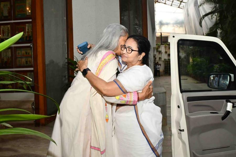 Amitabh Bachchan Mamata Banerjee Meets Amitabh Bachchan In Mumbai