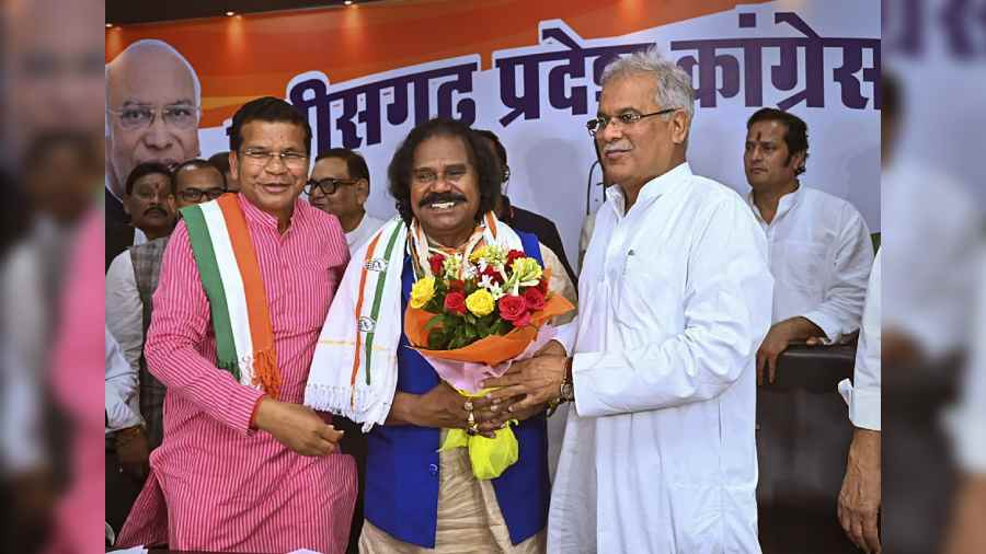 BJP Veteran Tribal Leader Nand Kumar Sai Joins Chattisgarh S Congress