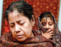 অটো-রাজের শিকার বৃদ্ধ, প্রতিবাদে স্তব্ধ পরিষেবা