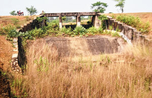 দশ বছরেও সংস্কার হয়নি, সেচের অভাবে মার খাচ্ছে ৩০০ একরের চাষ