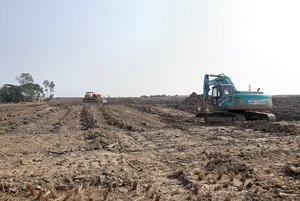 নদীবাঁধ প্রকল্পে জমি দিয়েও মেলেনি ক্ষতিপূরণ, পুনর্বাসন