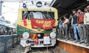 টিটাগড় স্টেশনে শ্রমিকদের রেল অবরোধ। —ফাইল চিত্র।
