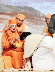 নেতৃত্বের আদর্শ স্বামীজি, বেলুড়ে বললেন মমতা