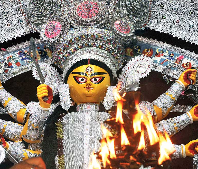 আজ মহাসপ্তমী: মঙ্গলবার বাগবাজার সর্বজনীনে সুমন বল্লভের তোলা ছবি।