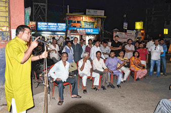 অভিযুক্তের সঙ্গে মন্ত্রীর বৈঠক, প্রশ্ন বিজেপি-র