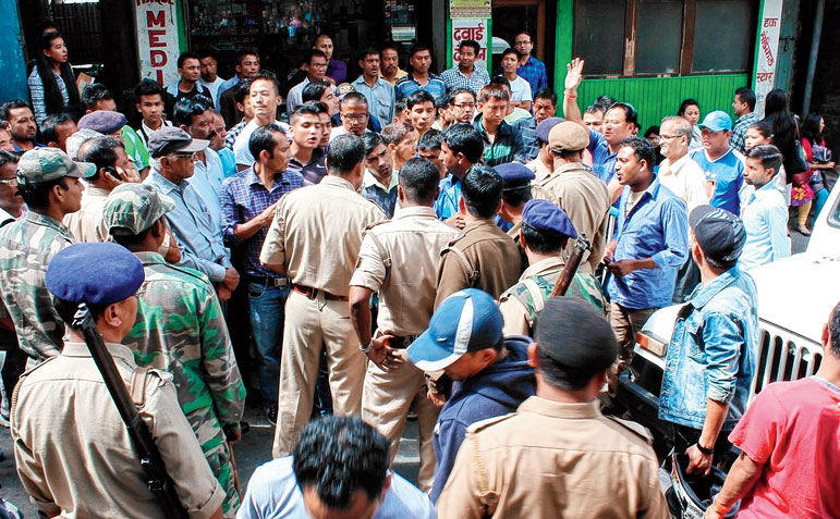 কার্শিয়াঙে সড়ক-অবরোধ, দুর্ভোগ পর্যটকদের