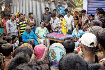 শনিবার গ্রামে গ্রামে সভা করেন অর্পিতা ঘোষ। তরুণ দেবনাথের তোলা ছবি।