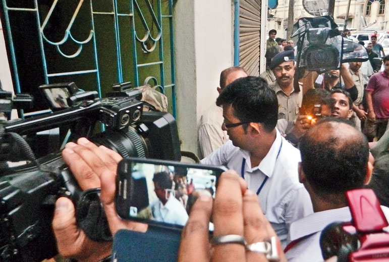 রাজ্য এখনও খড়্গহস্ত