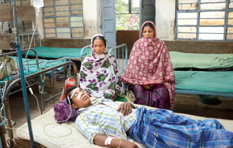 ছুটিতে চিকিৎসক, চলছেই রোগী রেফার