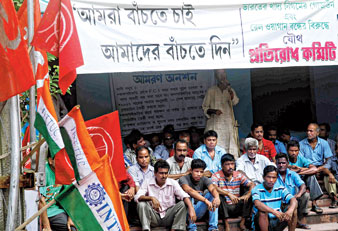 এক মঞ্চে প্রতিবাদে সামিল দুই যুযুধান সংগঠন। জলপাইগুড়িতে সোমবার তোলা নিজস্ব চিত্র।