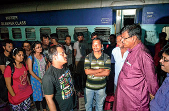 রবীন্দ্রনাথ ঘোষের সঙ্গে কথা বলছেন ছাত্র-অধ্যাপকেরা। নিজস্ব চিত্র। 