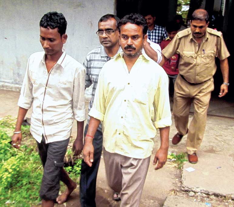 জুয়ার ঠেকে হানা দিয়ে আক্রান্ত পুলিশ, ধৃত ৭