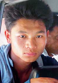 হাসিস পাচার করতে গিয়ে গ্রেফতার যুবক