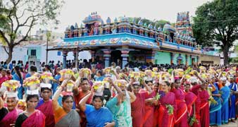 কোয়েম্বত্তূরে জয়ললিতার জন্য মহিলাদের প্রার্থনা। ছবি: পিটিআই।