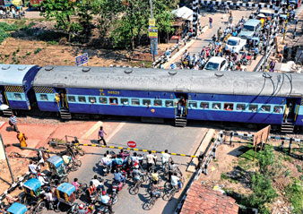 উড়ালপুল হয়নি, যানজটে ভোগান্তি