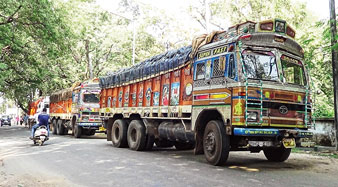 আলু বোঝাই ট্রাক আটক পুরুলিয়ায়