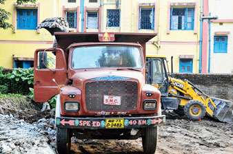 পুরসভার অনুমোদন ছাড়া আবর্জনা সরানোর অভিযোগ