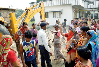 রামঘাটে বিক্ষোভ, অনিশ্চিত চুল্লি প্রকল্প