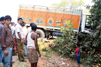 ট্রাকের ধাক্কায় মৃত্যু, দেহ আটকে বিক্ষোভ কান্দিতে
