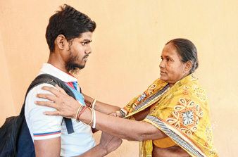 গয়নার ব্যাগ ফিরিয়ে ‘সুপার হিরো’ আঁধারমানিকের ছাত্র