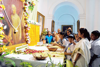 মুখ্যমন্ত্রী মমতা বন্দ্যোপাধ্যায়ের সঙ্গে জওহরলাল নেহরুর প্রতি শ্রদ্ধা জানাল স্কুলপড়ুয়ারাও। শুক্রবার, বিধানসভা ভবনে।  ছবি: সুদীপ আচার্য