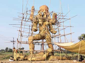 গোপীনাথপুরে তৈরি হচ্ছে ৪৫ ফুট উচু কালীমূর্তি। ছবিটি তুলেছেন সোমনাথ মুস্তাফি।