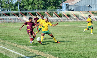 সেরসা স্টেডিয়ামে চলছে খেলা।  নিজস্ব চিত্র।