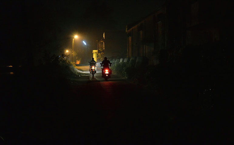 রাতের রাস্তায় ভয়ে ভয়ে হাঁটে কৃষ্ণনগর