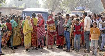 মদের ঠেক ভাঙার দাবিতে অবরোধ