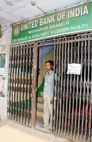 কাজের দিনে বন্ধ ব্যাঙ্ক, ভোগান্তি