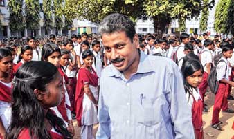 বাবার স্মৃতিতে স্কুলে অর্থদান