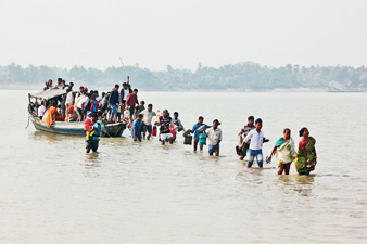 নেই জেটি, চলছে ঝুঁকির পারাপার