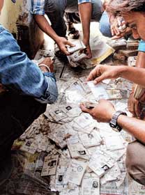 আবর্জনায় ভোটার কার্ড