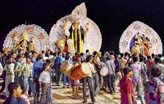 জগদ্ধাত্রী পুজোর বিসর্জন কৃষ্ণনগরে। ছবি: সুদীপ ভট্টাচার্য