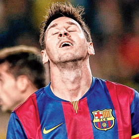 লিও মেসির রেকর্ড আর ড্রেসিংরুমের গুপ্তচরকে নিয়ে আশা-আশঙ্কায় বার্সা