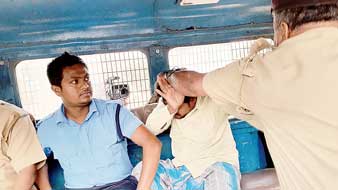 বেঁওতার খুনে ধৃতকে প্রকাশ্যে মার পুলিশের