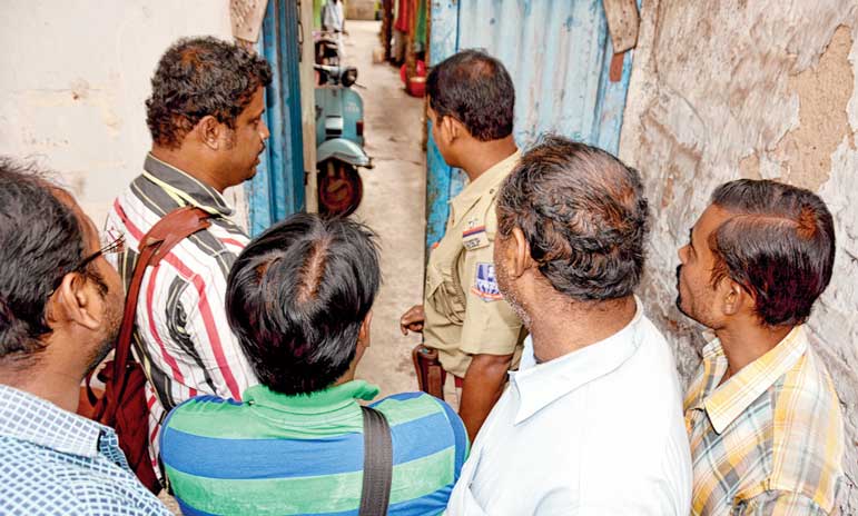 লগ্নি সংস্থার কর্তার বাড়িতে আমানতকারীদের ভিড়।