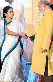 প্রাণখোলা কথা নয়, তবু নেত্রীর মঞ্চে ‘শুভাদা’