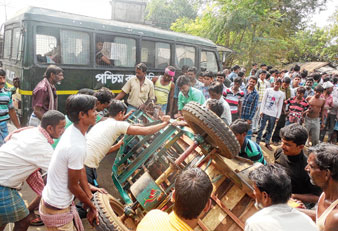 সেতু সংস্কার না হওয়ায় মাঝে মধ্যে উল্টে যায় যানবাহন। নিজস্ব চিত্র।