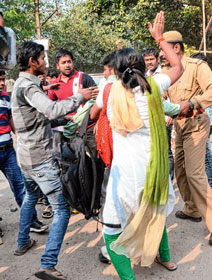 বহরমপুর কলেজে ছাত্র সংঘর্ষের ফাইল চিত্র।