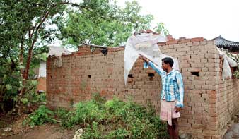 ইন্দিরা আবাসের চেক দিলেন বিডিও