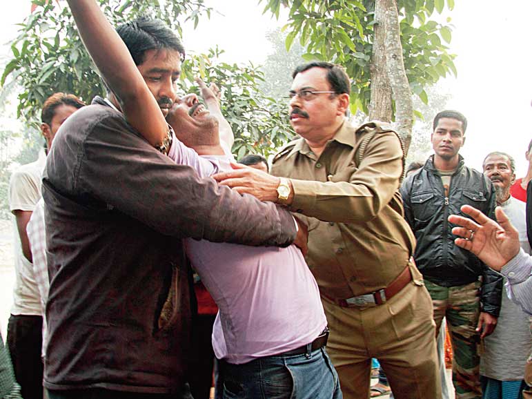 রায়গঞ্জের মিরুয়ালে দুর্ঘটনায় মৃত অনন্ত পালের শোকার্ত পরিজন। ছবি: তরুণ দেবনাথ।