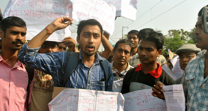 রেলের পরীক্ষা বাতিলের দাবিতে রেল অবরোধ হাবরায়