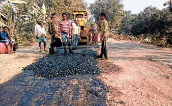 জোড়াতালি দিয়েই চলছে জাতীয় সড়ক সংস্কারের কাজ