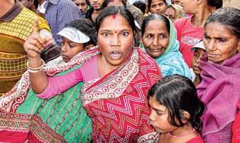 চোলাই নিয়ে আলোচসভায় বিক্ষোভের মুখে জেলাশাসক 