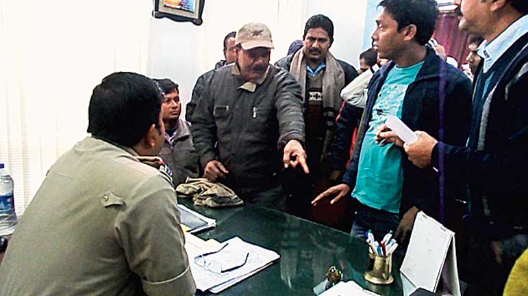 থানায় ‘দাদাগিরি’ তৃণমূলের