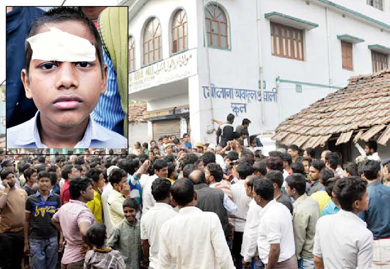 পড়ুয়াদের হইচই থামাতে স্কুলের গেটে বোমা