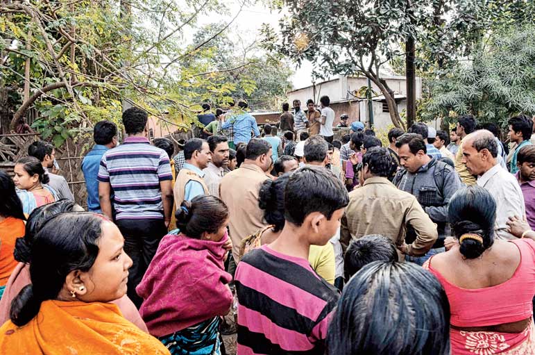 দরজা ভেঙে উদ্ধার হল চার জনের দেহ