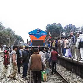 মন্ত্রীর গ্রেফতারি ঘিরে বিক্ষোভ অবরোধ চলছেই